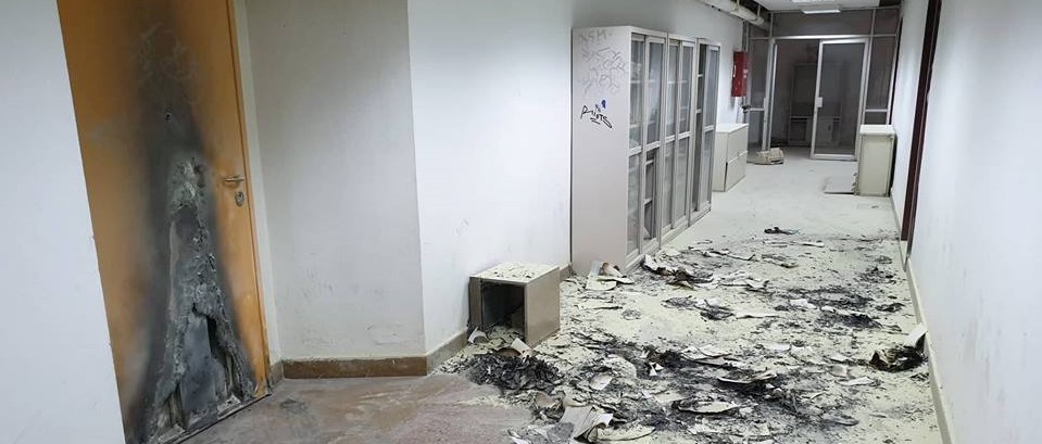 Ακόμη μια φορά στόχος βανδάλων το ΑΠΘ – Έκαψαν διάδρομο της σχολής