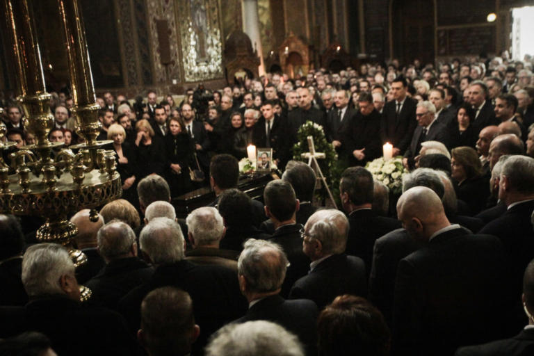 Τελευταίο αντίο στον Δ. Σιούφα – Συντετριμμένος ο Κ. Καραμανλής (φωτο)