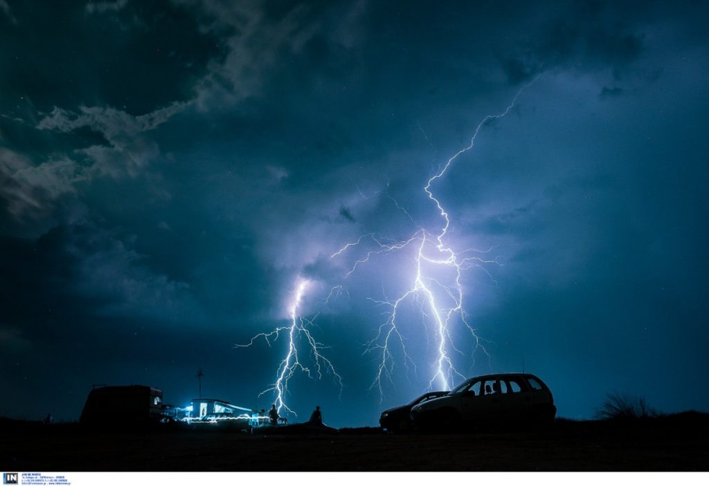 Δείτε εντυπωσιακές εικόνες από την ηλεκτρική καταιγίδα που «χτύπησε» τη Σάμο (φωτο)