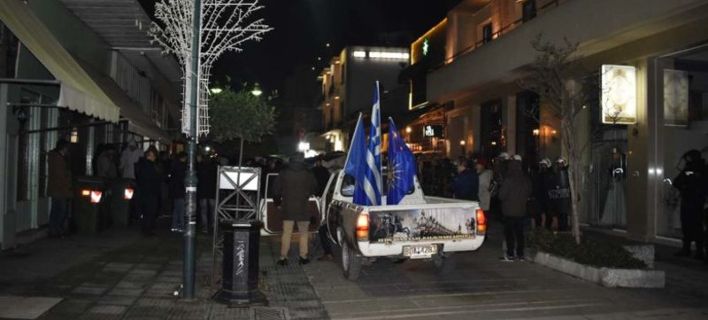 Υπό «πολιορκία» το γραφείο του Βασίλη Κόκκαλη: «Δεν έγινες υπουργός για να προδώσεις την Μακεδονία & την χώρα»