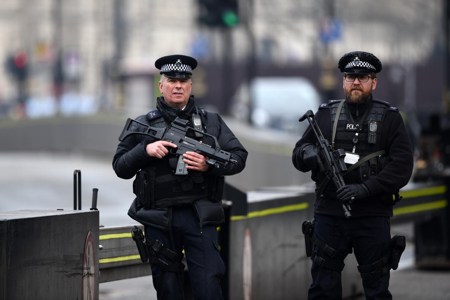 Λονδίνο: Αστυνομικοί ακινητοποιούν άγνωστο που κυνηγούσε με ματσέτα κόσμο σε σταθμό!