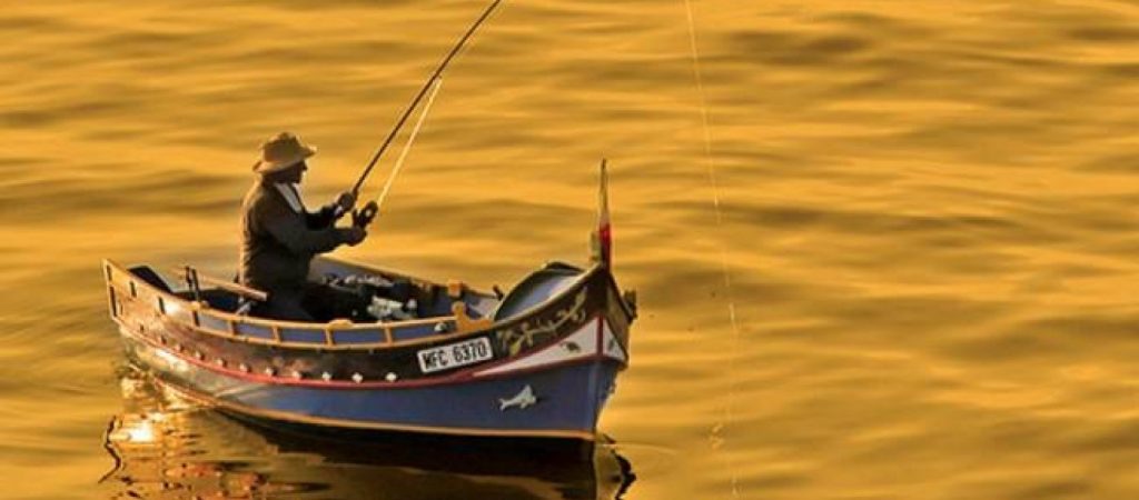 Και όμως είναι αλήθεια: Ψαράς δίνει σε ψάρι να πιει… μπύρα (βίντεο)