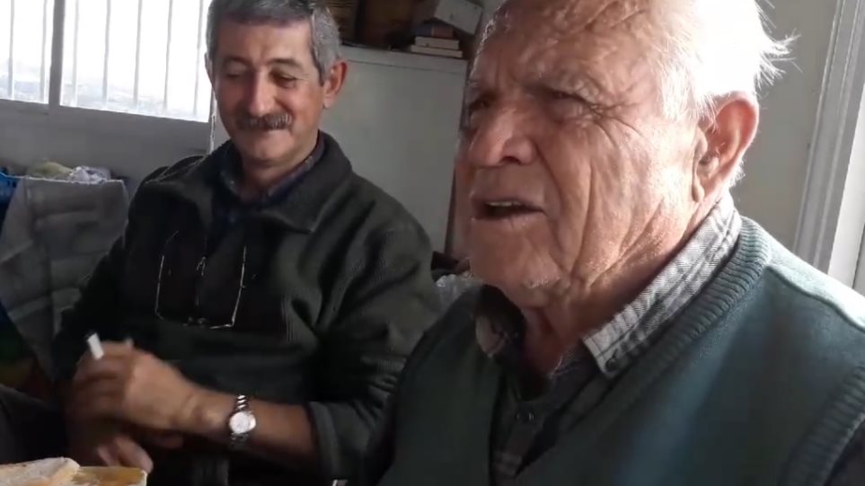 «Άνοιξε μάνα άνοιξε»: Τουρκοκύπριος τραγουδά Στέλιο Καζαντζίδη (βίντεο)