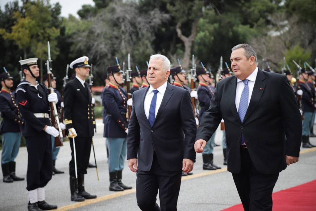 Έντονα συγκινισιακό κλίμα στην παράδοση – παραλαβή του υπουργείου Άμυνας