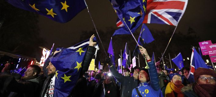 Λονδίνο: Οι πανηγυρισμοί διαδηλωτών έξω από τη Βουλή, μόλις άκουσαν το αποτέλεσμα της ψηφοφορίας (φώτο-βίντεο)