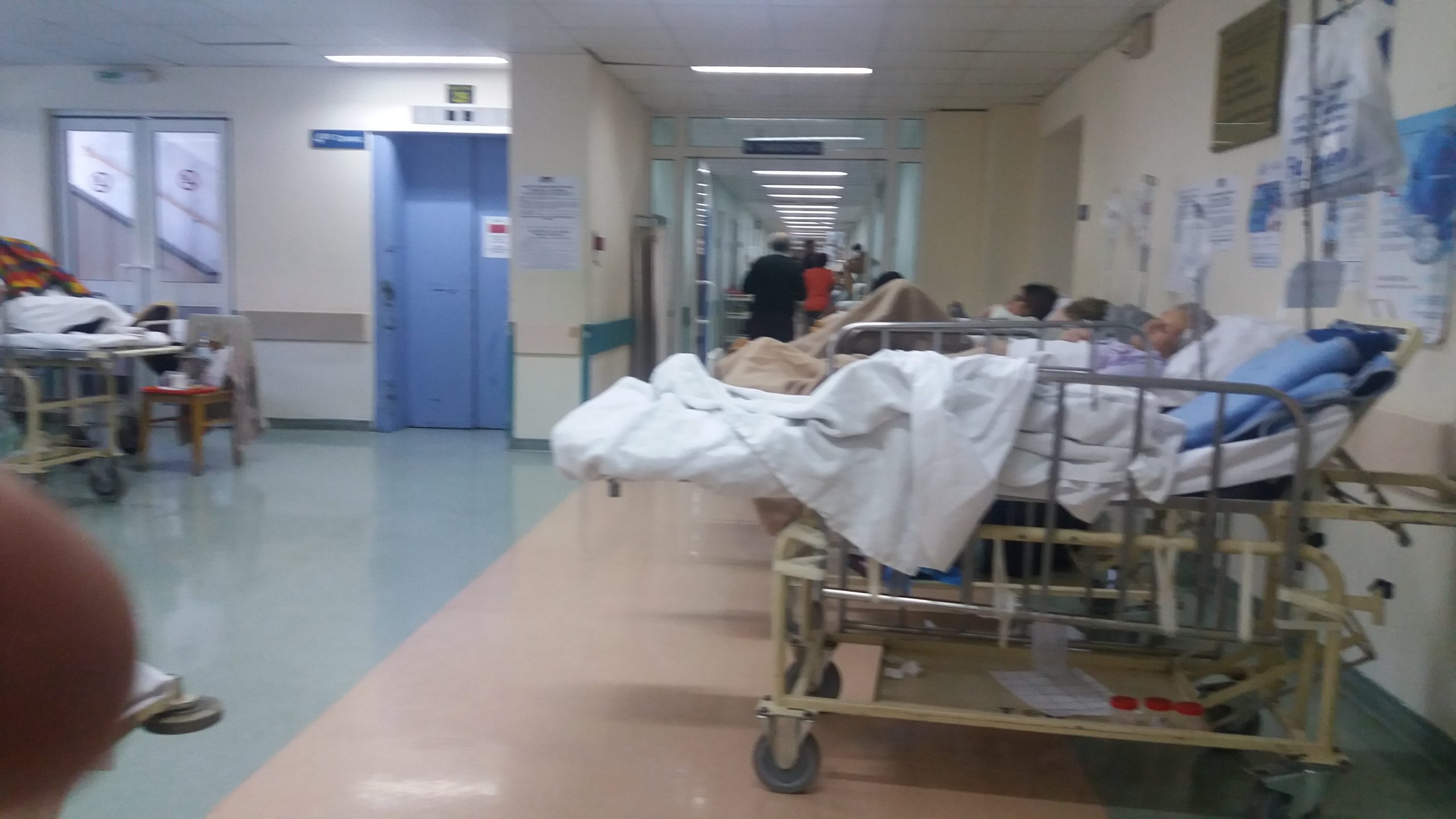 Νοσοκομείο «Αττικόν»: Ζοφερή κατάσταση με ράντζα στους διαδρόμους – Σε απόγνωση εργαζόμενοι και ασθενείς
