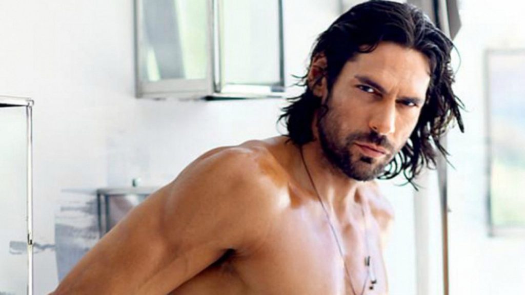 Επίθεση με αβγά δέχτηκε ο Γιάννης Σπαλιάρας την ώρα που γύριζε από βραδινή έξοδο (βίντεο)