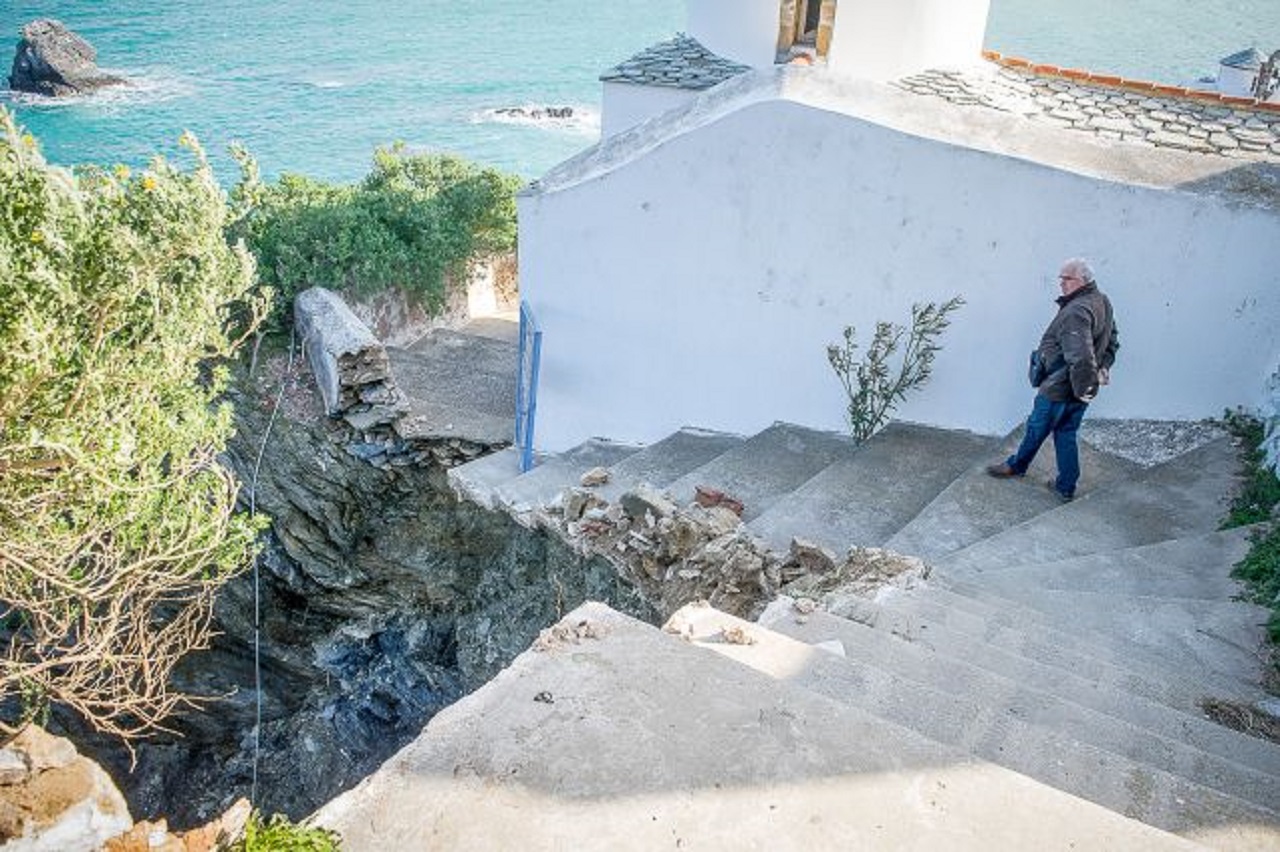 Σκόπελος: Κατολίσθηση – Κίνδυνος για τα σπίτια (φωτο + βίντεο)