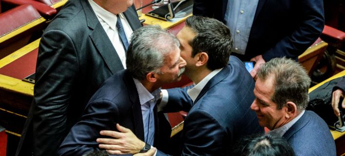 Ο Αλ. Τσίπρας κατέβηκε στα βουλευτικά έδρανα και ασπάστηκε Ν. Κοτζιά και Σπ. Δανέλλη (φώτο)