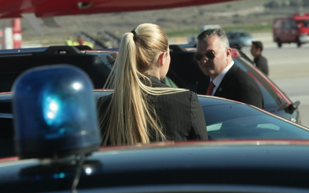 Ρουμάνα λησταρχίνα «έσπασε στο ξύλο» γυναίκα αστυνομικό στο ΑΤ Ελευσίνας- «Τόλμησε» να της κάνει σωματικό έλεγχο!