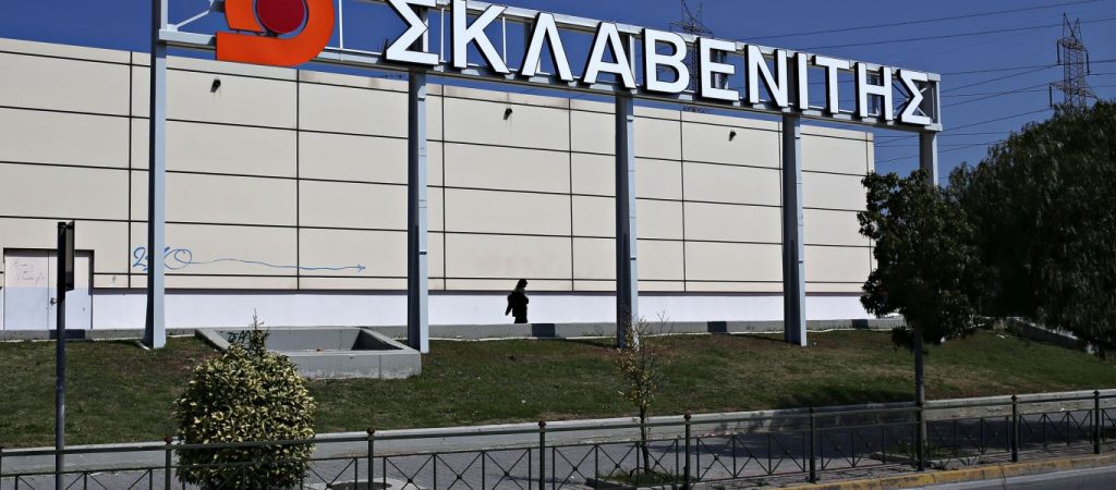 Νέο «deal» στην αγορά: Γνωστή αλυσίδα εξαγοράζει καταστήματα από τον Σκλαβενίτη