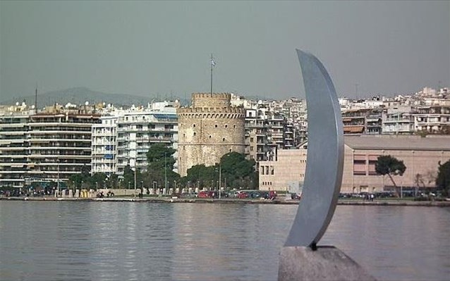 Το γλυπτό «Φεγγάρι στην Ακτή» επιστρέφει μετά από περιπέτειες στην παραλία της Θεσσαλονίκης (φωτο)