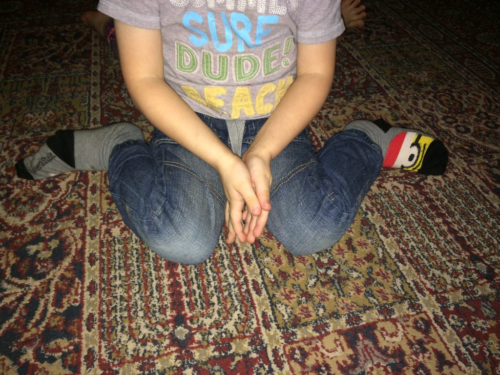 Προσοχή! Κίνδυνος για την υγεία των παιδιών μας η στάση «W»- Δείτε το βίντεο