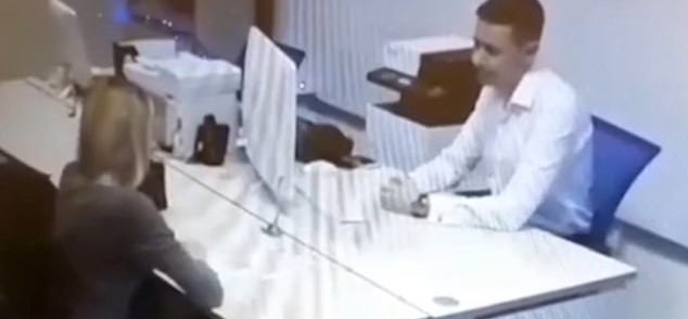Γδύθηκε στην τράπεζα για να εξασφαλίσει το δάνειο (φωτο – βίντεο)