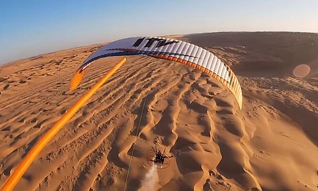 Ο γύρος της ερήμου με… αλεξίπτωτο- ‘Ενα εντυπωσιακό βίντεο από το Ομάν