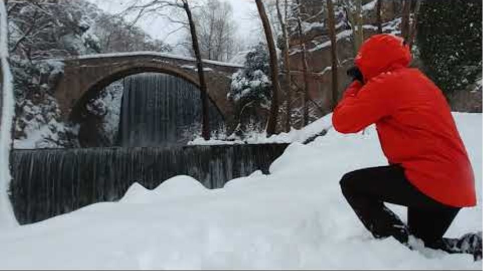 Τρίκαλα: Εντυπωσιάζουν οι εικόνες από τους χιονισμένους καταρράκτες της Παλαιοκαρυάς (βίντεο)