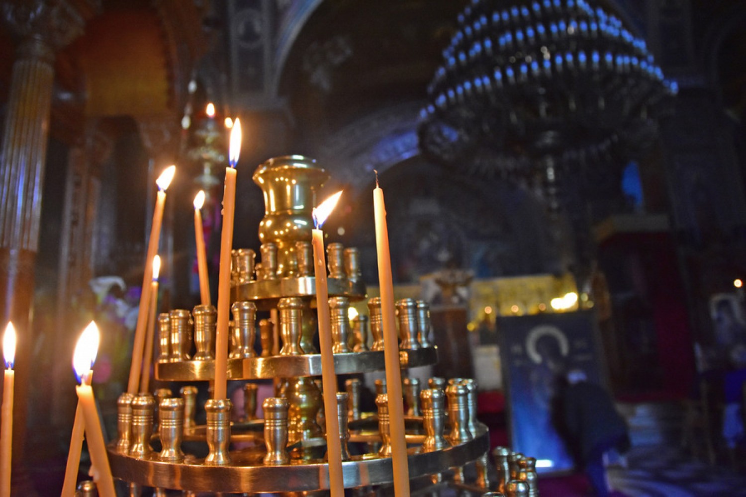 Γιατί δεν πρέπει να σβήνονται γρήγορα τα κεριά που ανάβουμε στην εκκλησία;