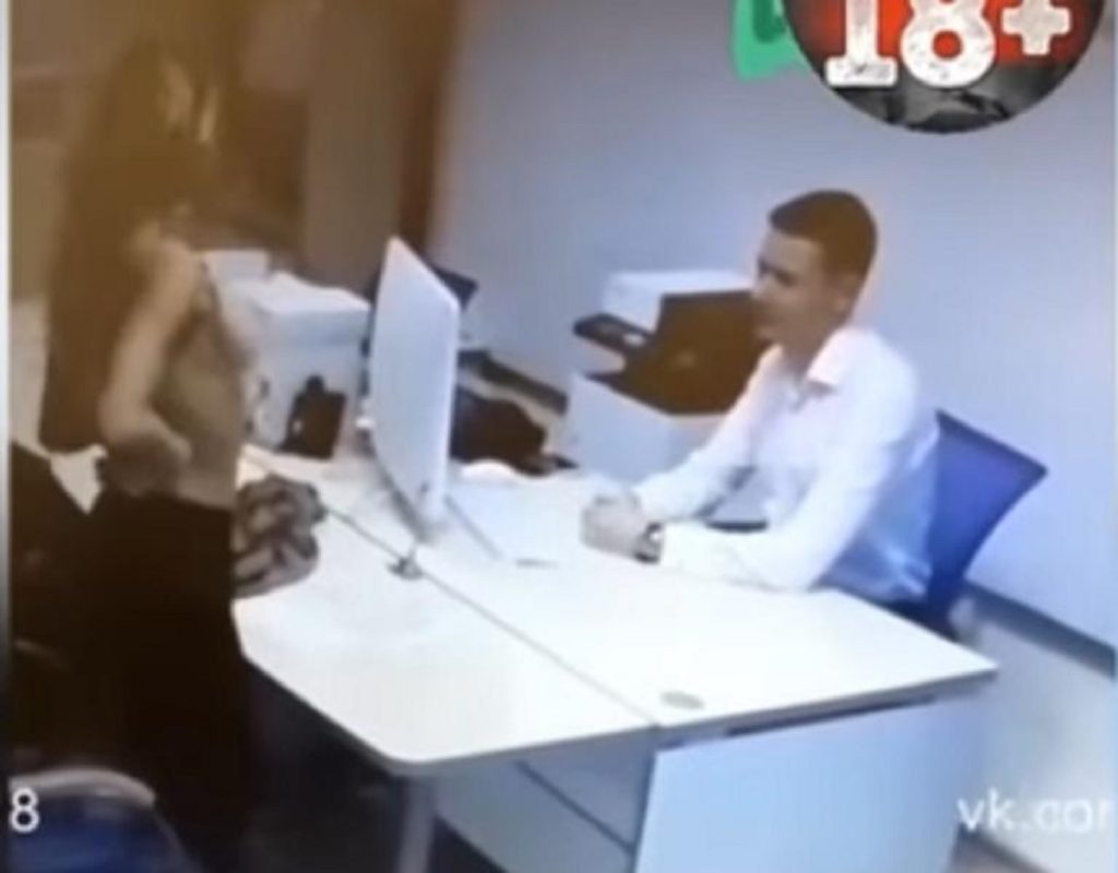 Ρωσία: Στριπτίζ μπροστά σε υπάλληλο τράπεζας για ένα δάνειο! (βίντεο)