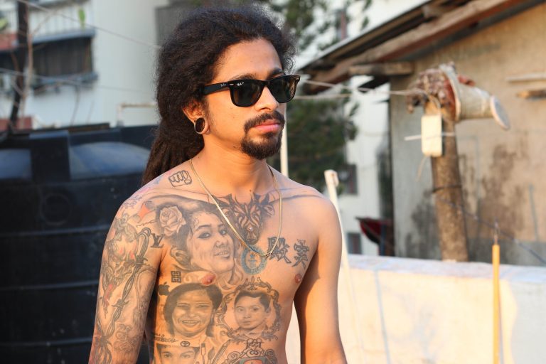 Ο άνθρωπος που έχει γεμίσει το σώμα του με τατουάζ 442 σήματα εταιρειών (φωτο – βίντεο)