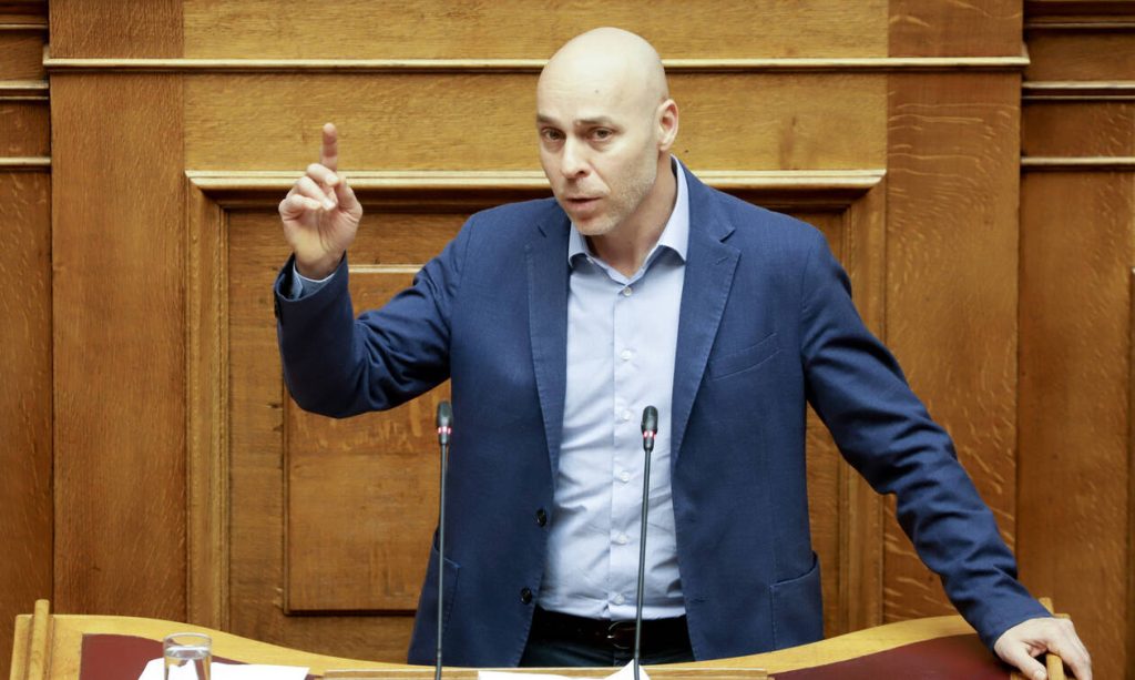 Γ.Αμυράς: «Πέντε νοματαίοι δύο γραμμές, τι να κάνουμε δημοκρατία έχουμε»