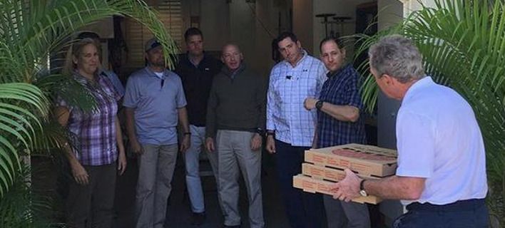 Ο Τζορτζ Μπους πρόσφερε πίτσες στους πράκτορες ασφαλείας του- «Ήρθε η ώρα να τερματιστεί το shutdown» (φωτο)