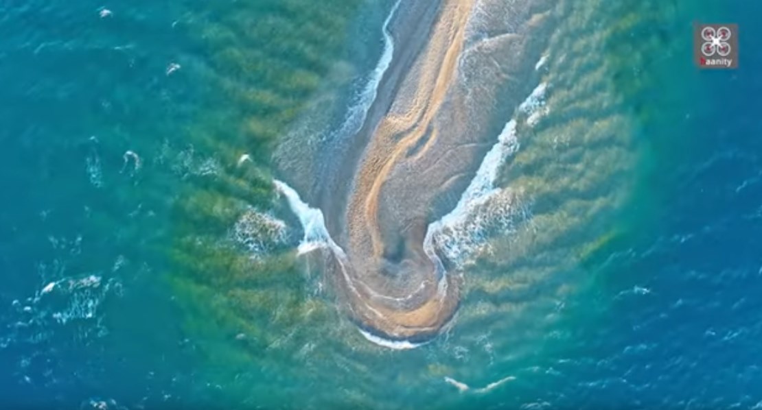 Βίντεο: Το «δρεπάνι» που κόβει τη θάλασσα – Ο μύθος και μια εκπληκτική πτήση με drone