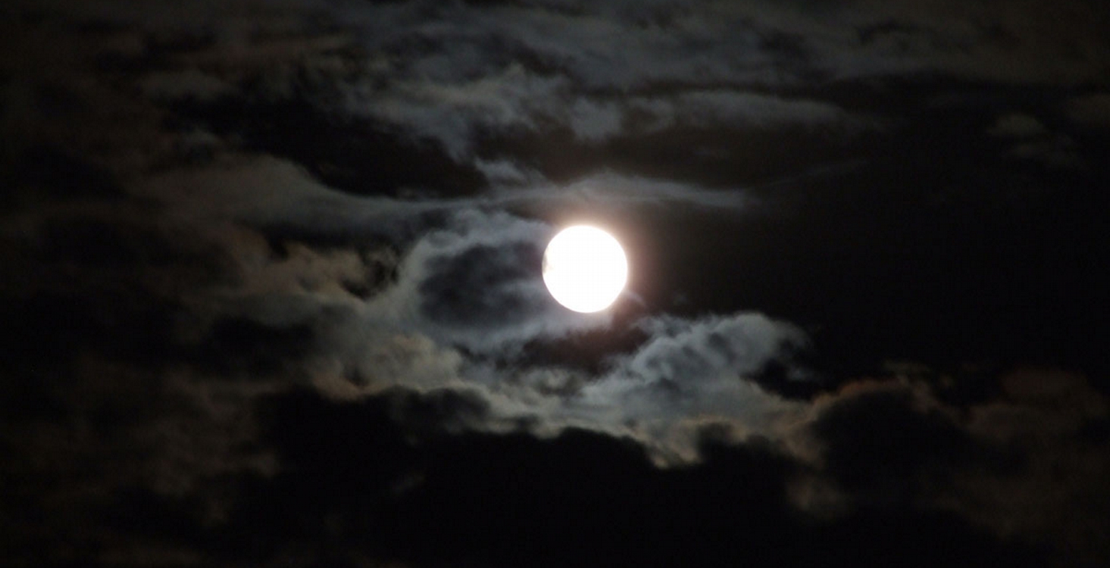 Τριπλό φαινόμενο στον ουρανό αύριο το βράδυ- Πανσέληνος, υπερπανσέληνος και έκλειψη Σελήνης