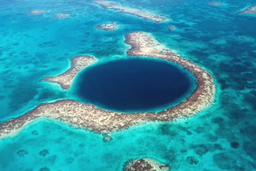 H μυστηριώδης μεγάλη μπλε τρύπα της Μπελίζ (βίντεο)