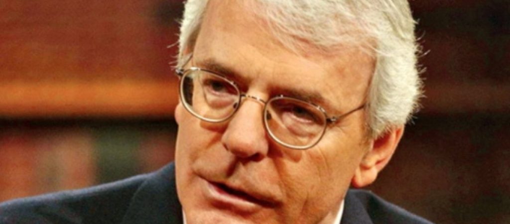 Τζ. Μέιτζορ: Καλεί την Τ. Μέι να εγκαταλείψει τις «κόκκινες γραμμές» της για το Brexit