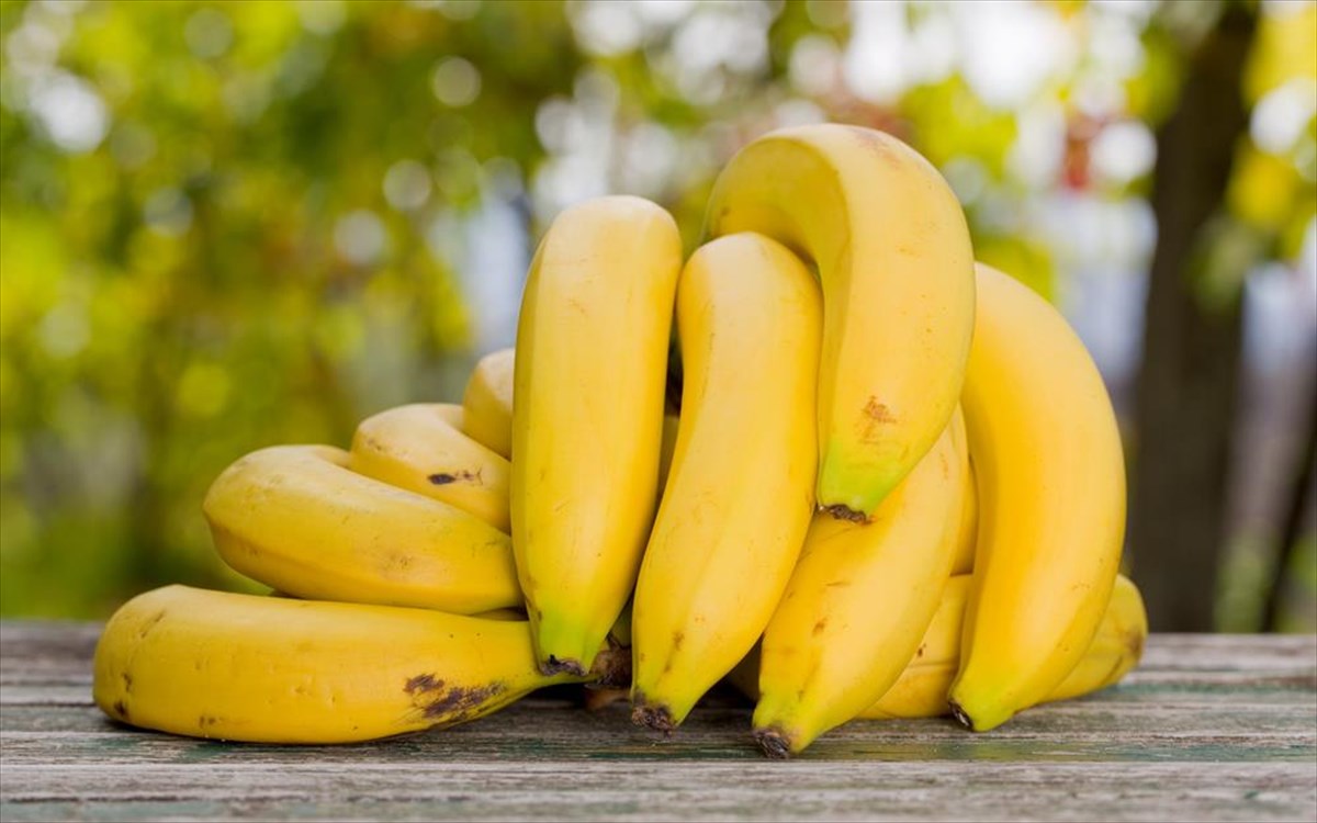 Αυτό είναι το κόλπο για να μην μαυρίζουν οι μπανάνες (βίντεο)