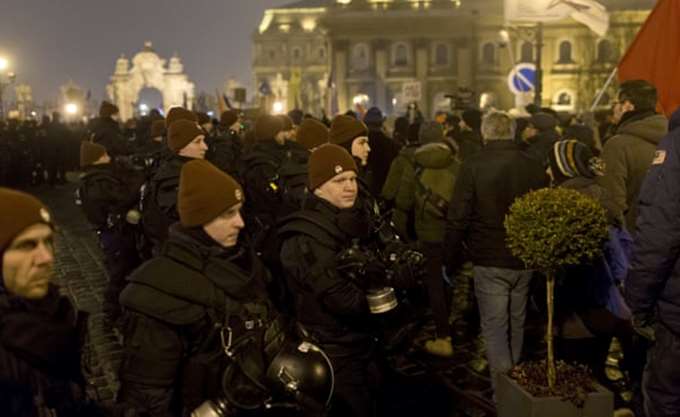 Ουγγαρία: Διαδηλωτές κατέκλυσαν τους δρόμους κατά του Β. Όρμπαν με σύνθημα «Αρκετά πια»