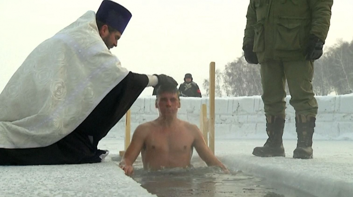 Ρωσία: Παλαιοημερολογίτες βουτάνε στους -40 βαθμούς για τον εορτασμό των Θεοφανείων (βίντεο)