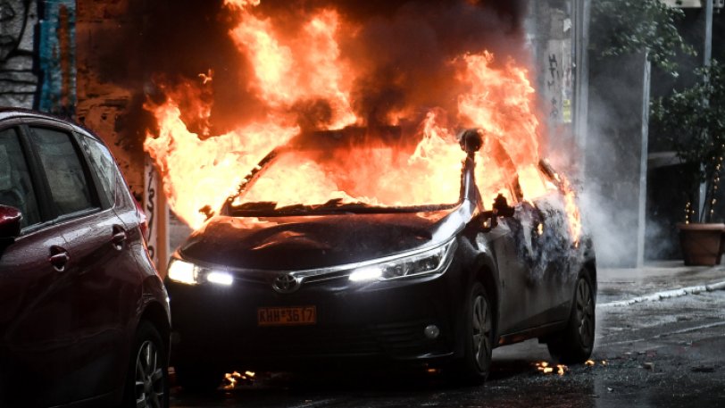 Συλλαλητήριο για τη Μακεδονία: Πυρπόλησαν αμάξι στη Χαρίλαου Τρικούπη (φωτο)