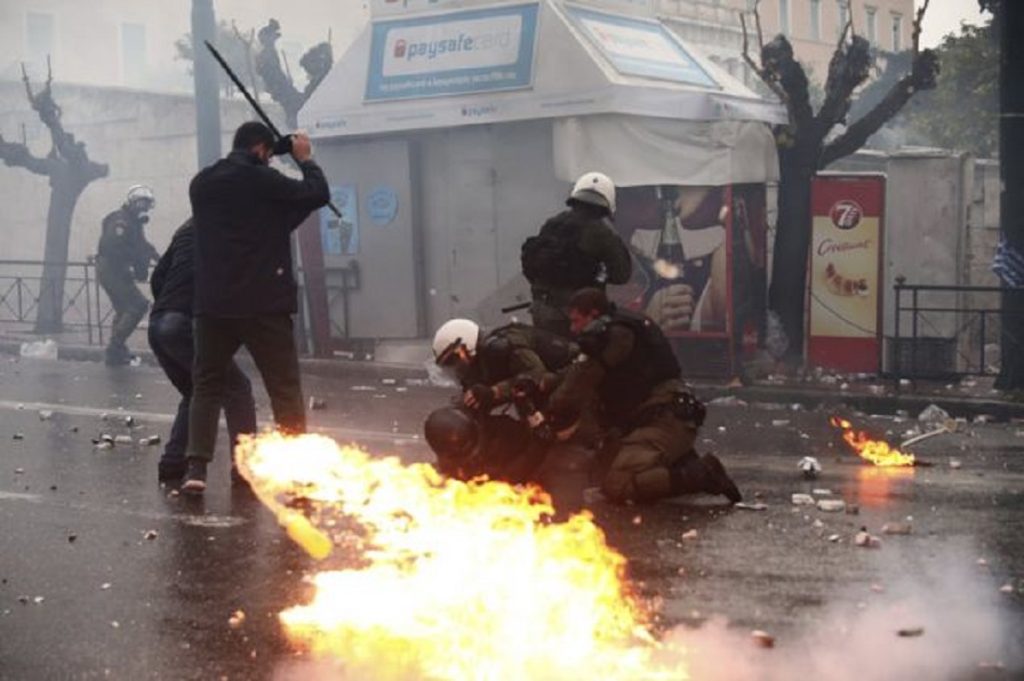 ΕΛΑΣ: Οργανωμένες ομάδες ατόμων επιτέθηκαν κατά των αστυνομικών δυνάμεων