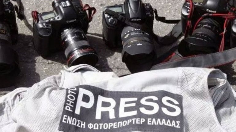 Η Ένωση Φωτορεπόρτερ καταγγέλλει: Προσχεδιασμένη η επίθεση – Είχαν φωτογραφίες τους