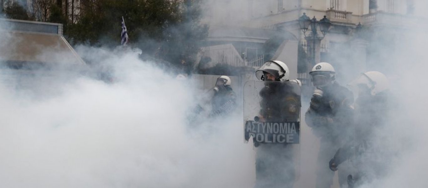 Χάος στο συλλαλητήριο – Πολίτες «παλεύουν» να προφυλαχθούν από τα χημικά (φωτο)