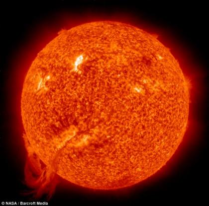 Πέντε μύθοι για το διάστημα: Γιατί ο Ήλιος δεν είναι κίτρινος – Έχει φωτιά και καίει – Οι μαύρες τρύπες «ρουφάνε»;