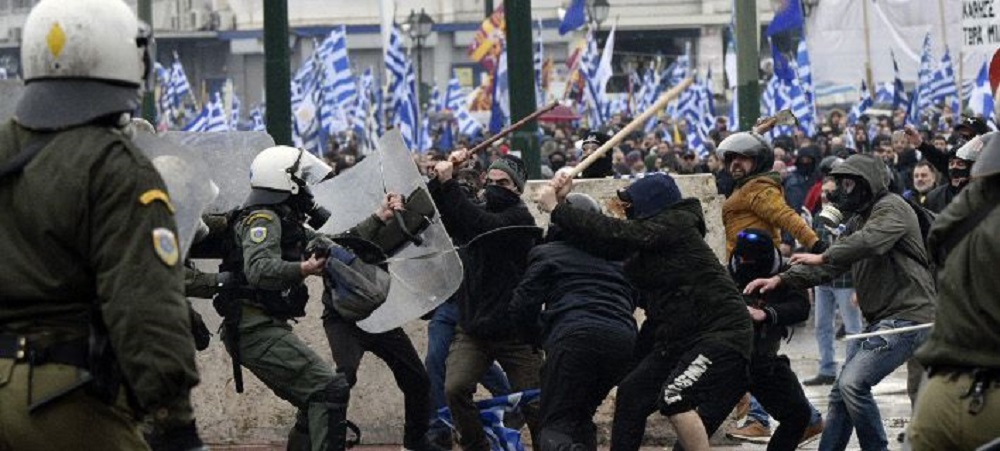 Σοκ: Παιδί φορά μάσκα για προστασία από τα χημικά στο Σύνταγμα (φωτο)