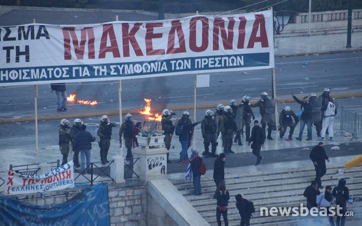 Συλλαλητήριο: «Σταματήστε τα χημικά, μην τα βάζετε με 2 εκατ. Έλληνες», φώναζαν από τα μεγάφωνα – (βίντεο)