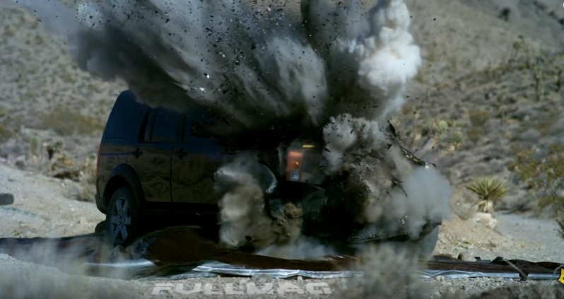 Βίντεο: Τι γίνεται όταν βλήμα άρματος μάχης κτυπά ένα… Land Rover;