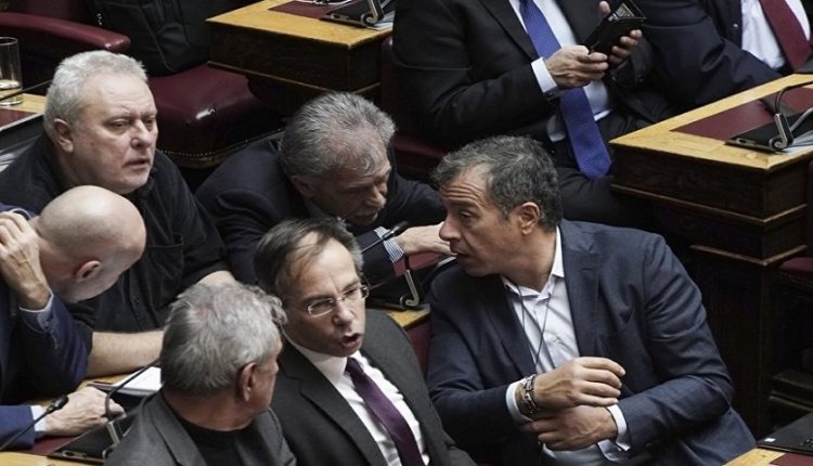 Τι σημαίνει η διάλυση της κοινοβουλευτικής ομάδας του Ποταμιού – Ποια προνόμια χάνονται