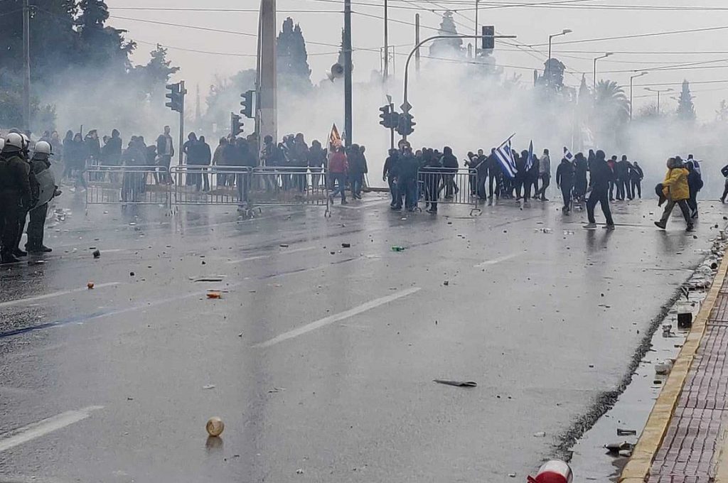 Ν.Βούτσης για τα χημικά που έπεσαν σε μάνες & παιδιά: «Καλά τους έκαναν πήγαν να εισβάλουν στην Βουλή»!