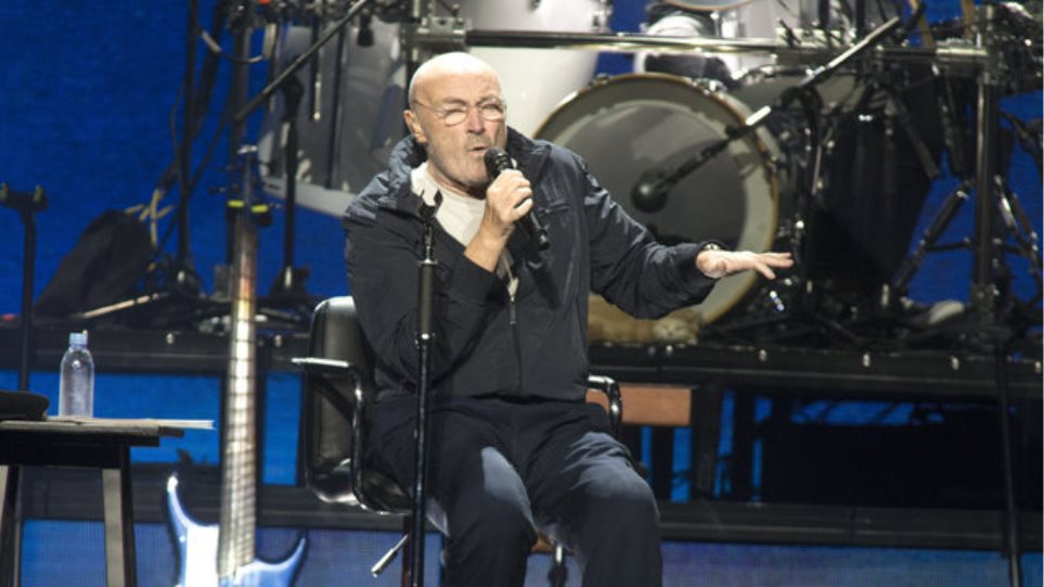 Αυστραλία: Αποθεώθηκε ο 68χρονος Φιλ Κόλινς επί σκηνής- Τραγούδησε ακινητοποιημένος σε ειδικό κάθισμα (βίντεο)