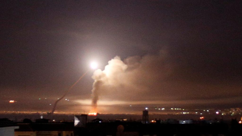 «Κόλαση» στη Συρία: Η ισραηλινή Αεροπορία βομβάρδισε μαζικά θέσεις των Ιρανών al Quds στην Δαμασκό (φωτό, βίντεο)