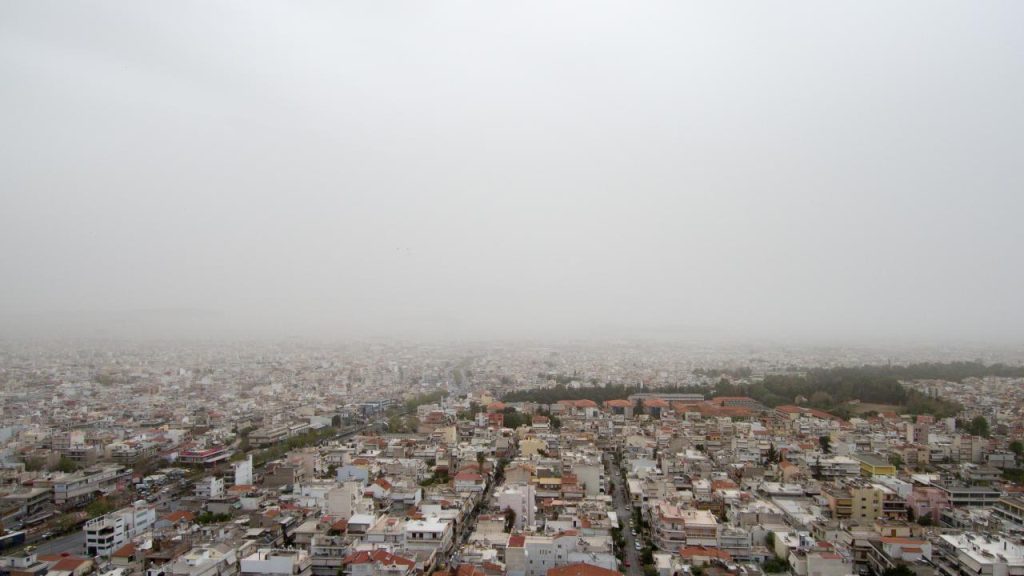 Αφρικανική σκόνη στην Αττική – Τοπίο στην ομίχλη στη Θεσσαλονίκη