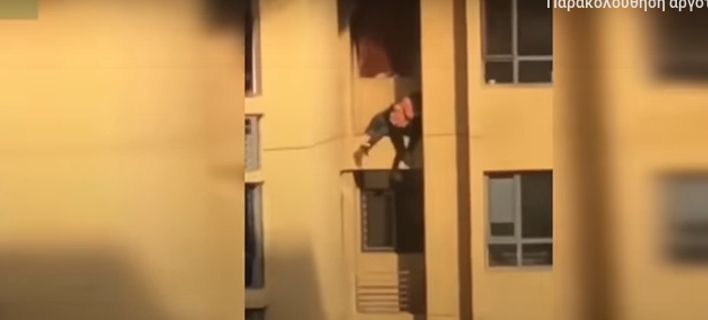 Σοκαριστικό βίντεο με ζευγάρι που πηδάει από όροφο σε όροφο για να σωθεί από πυρκαγιά