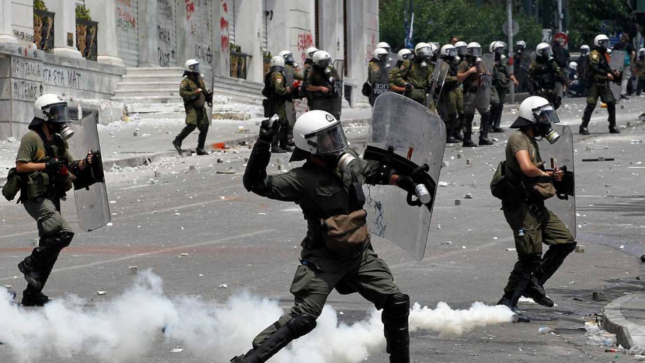 Μαρτυρία διαδηλωτή: «Έπεσαν πάνω μου 50 άτομα και με χτύπαγαν με σίδερα και μαχαίρια»