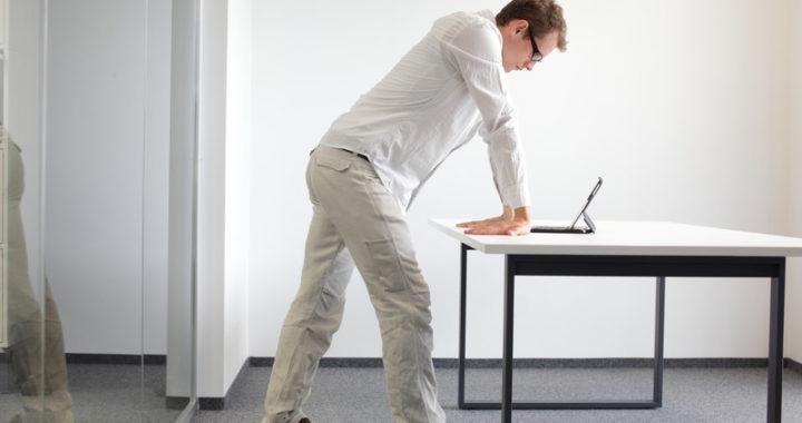 Τι κακό προκαλεί η ορθοστασία στο σώμα – Ποιο κίνδυνο αντιμετωπίζουν οι εργαζόμενοι που μένουν πολλές ώρες όρθιοι