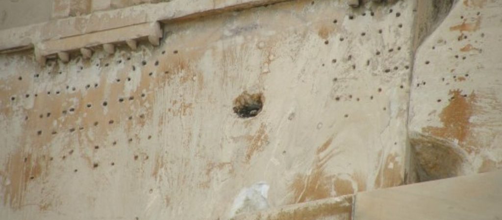 Γιατί είναι γεμάτο με τρύπες το επιστύλιο του Παρθενώνα; (φωτο)