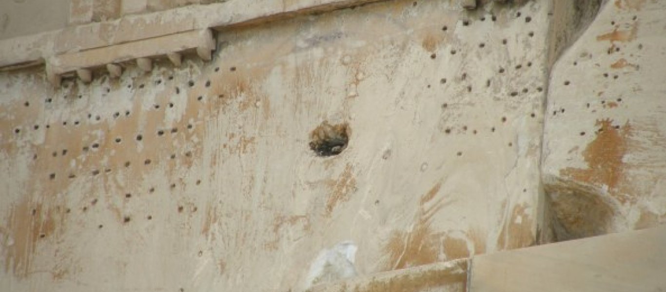 Γιατί είναι γεμάτο με τρύπες το επιστύλιο του Παρθενώνα; (φωτο)